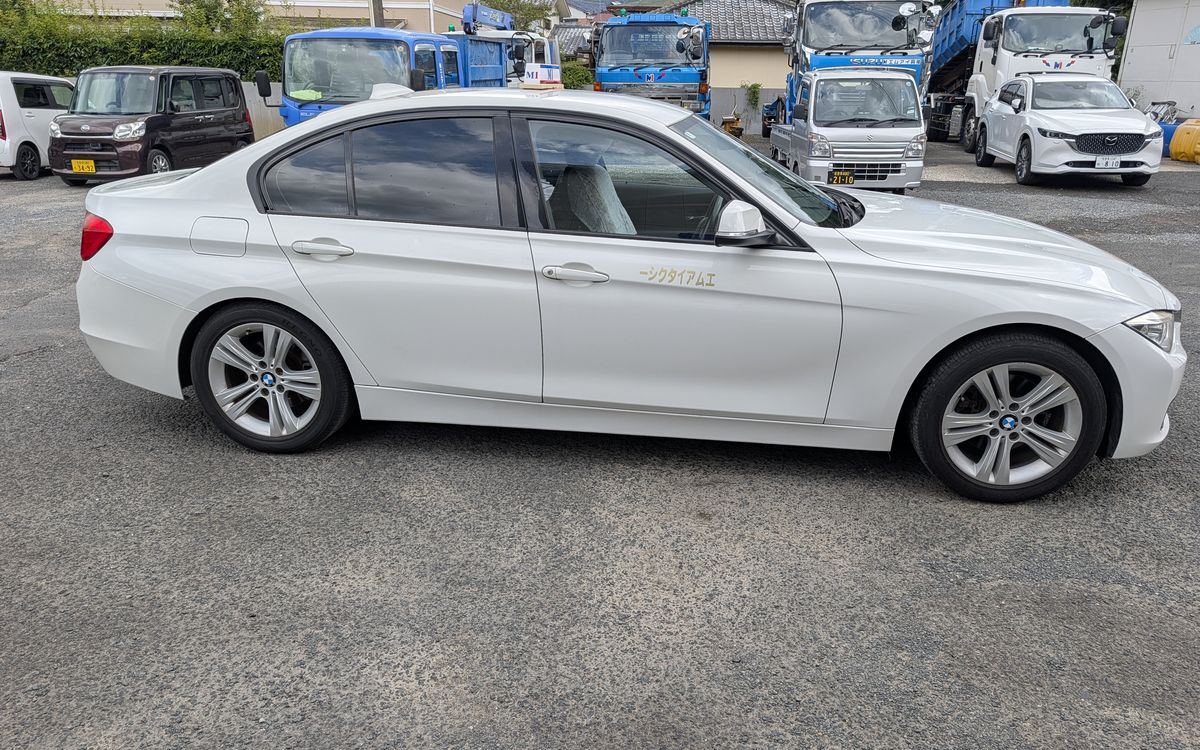 白いBMWのセダン